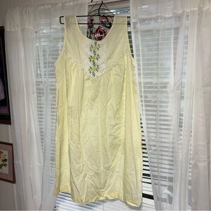 Vintage 1960s Butter Yellow Sleeveless Floral Embroidered Lace Trim Night Gown M